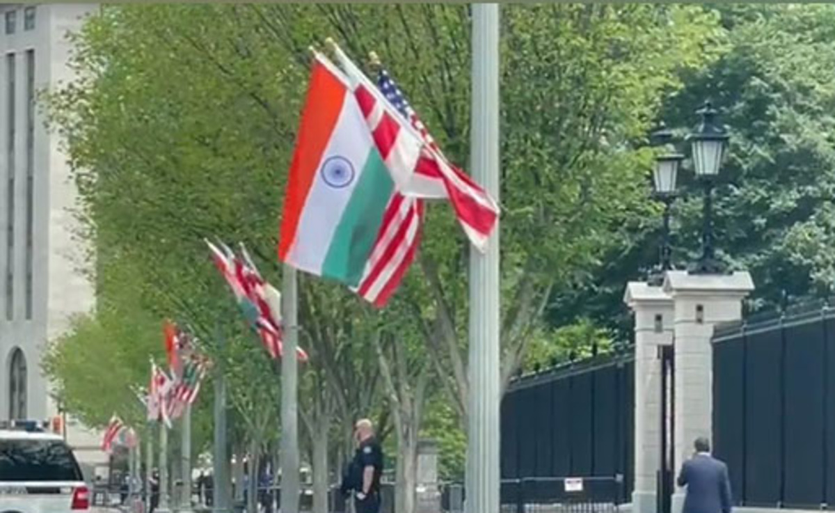 पीएम नरेंद्र मोदी के अमेरिका दौरे से पहले व्हाइट हाउस के बाहर फहराया भारतीय
तिरंगा