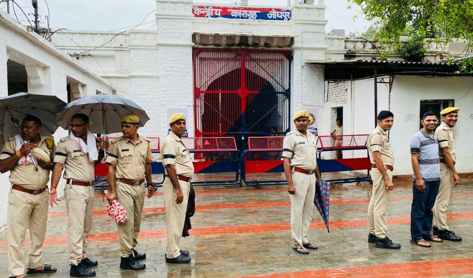 बांह पर काली पट्टी बांध ड्यूटी कर रहे जेल कार्मिक