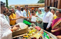 ठेले पर कचरा लेकर निकले भाजपा नेता, नारेबाजी कर किया विरोध प्रदर्शन - image