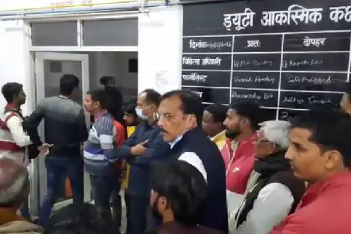 Mau News: गर्मी से तड़प रहे मरीज की मौत, जिला अस्पताल की लापरवाही