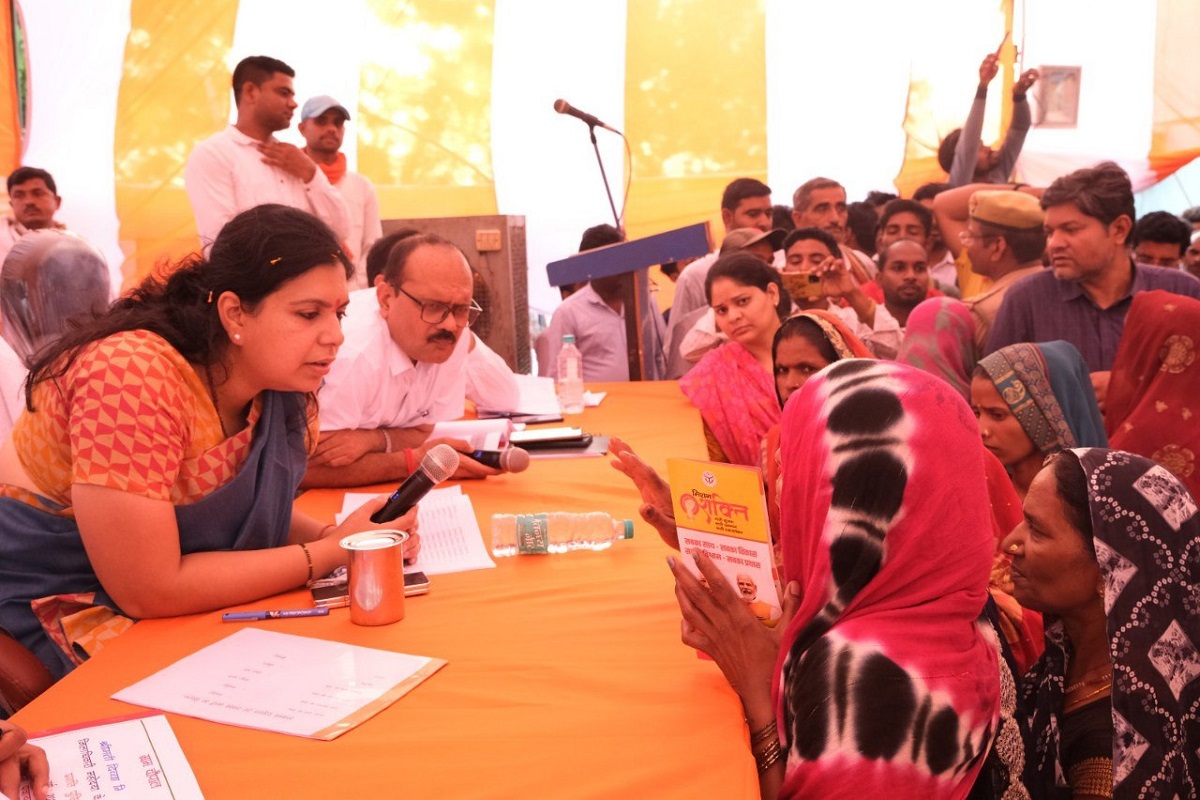 Mirzapur video: महिला डीएम को अपने बीच पाकर खुश दिखीं ग्रामीण महिलायें, डीएम ने
सुनी महिलाओं की फ़रियाद