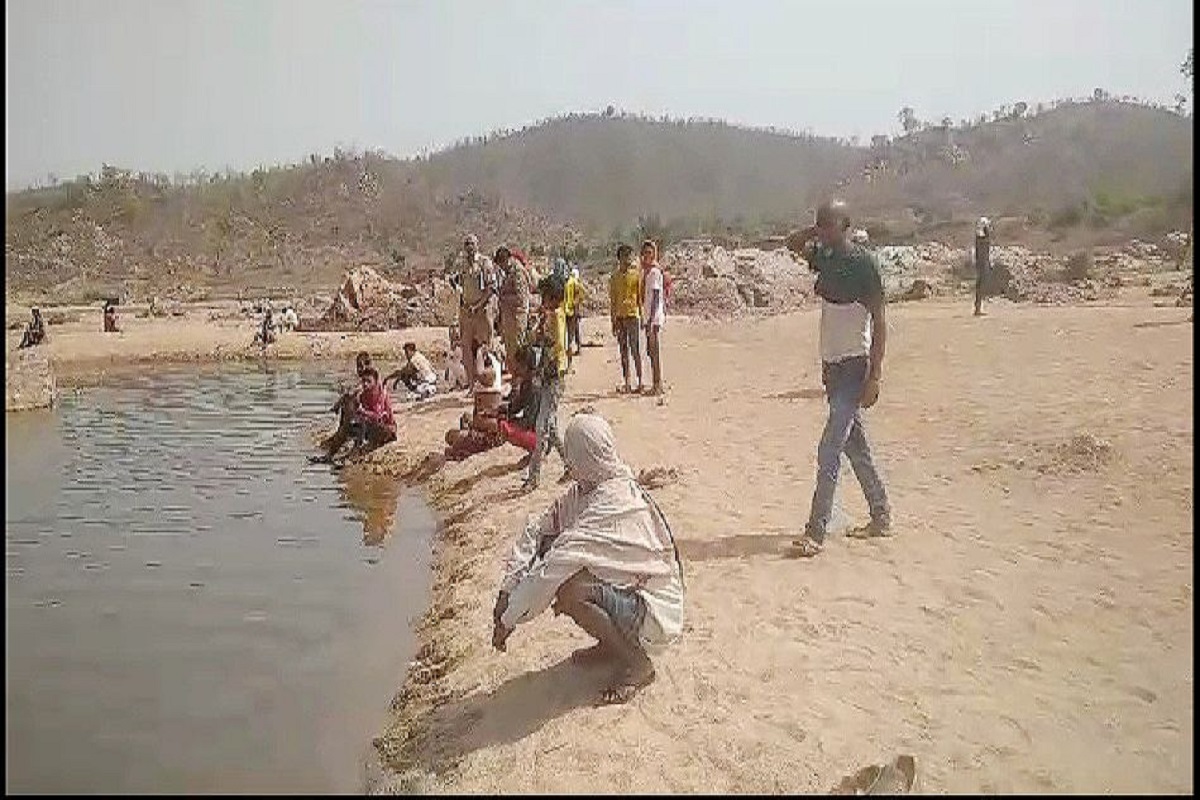 Sonbhadra news: दोस्तों संग मछली पकड़ने गए भोला के बारे में आई ऐसी खबर की मच गया
हड़कंप
