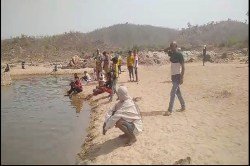 Sonbhadra news: दोस्तों संग मछली पकड़ने गए भोला के बारे में आई ऐसी खबर की मच गया
हड़कंप - image