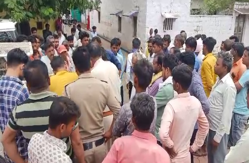 धारदार हथियार से वार कर युवक को उतारा मौत के घाट, ग्रामीणों ने किया पुलिस थाने
का घेराव