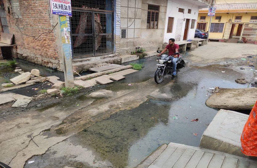बारह मास सड़क पर पानी, निकलने में परेशानी