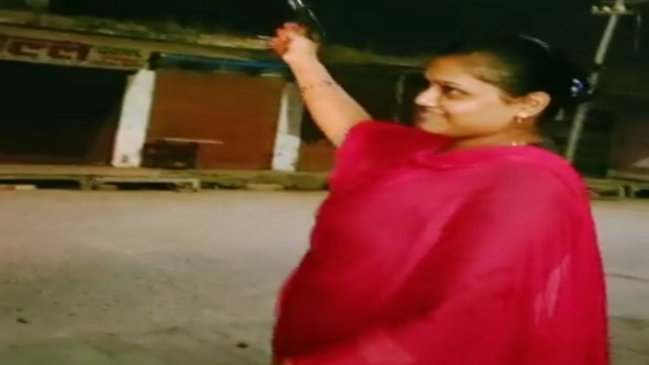 Gonda : फिल्मी स्टाइल में बीच सड़क पर असलहे से फायरिंग करती महिला, वीडियो हो रहा
वायरल, जानिए ये कौन
