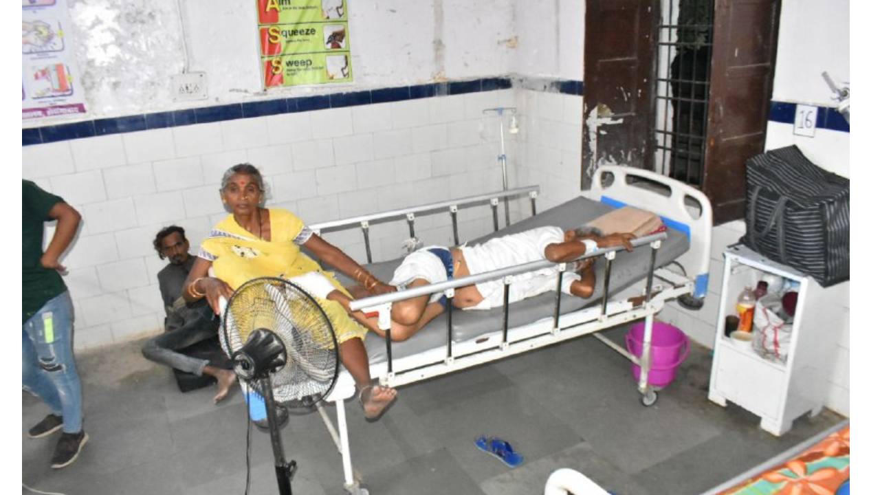अस्पताल के वार्डों में 20 कूलर ,आधा दर्जन पंखे खराब, घर से पंखे कूलर ला रहे
भर्ती मरीज