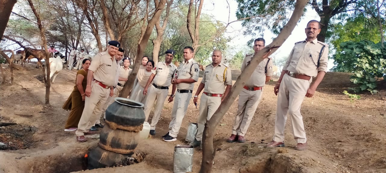नदी-नाले-तालाब को कर रहे प्रदूषित, क्योंकि महुआ पास बनाने के लिए यही सेफ जोन