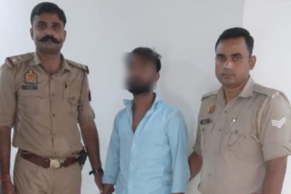 Agra News: लॉटरी के नाम पर ठगी करने वाला गिरफ्तार, नकली नोटों की गड्डियां बरामद