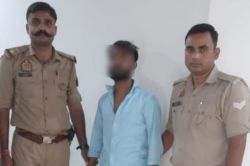 Agra News: लॉटरी के नाम पर ठगी करने वाला गिरफ्तार, नकली नोटों की गड्डियां बरामद - image