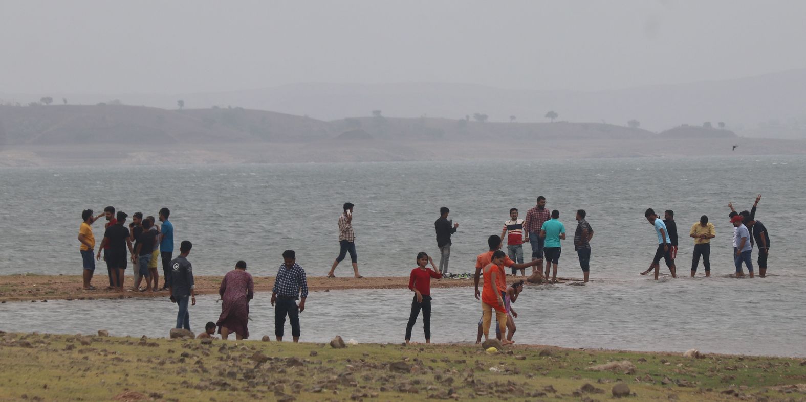 हल्की बारिश से मौसम ठंडा