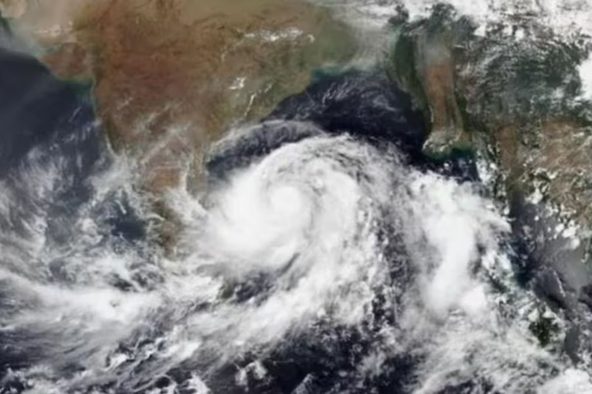 Weather Update: 4 घंटे बाद यूपी के इन जिलों में दिखेगा तूफान का असर, तेज आंधी और
बारिश की चेतावनी