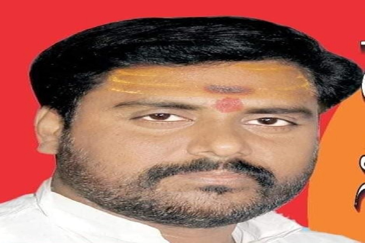 Chandauli news: चर्चित गुड्डू पाठक पर 25 हजार का इनाम घोषित, दो शरणदाताओं को
पुलिस ने भेजा जेल, पान विक्रेता पर की थी फायरिंग