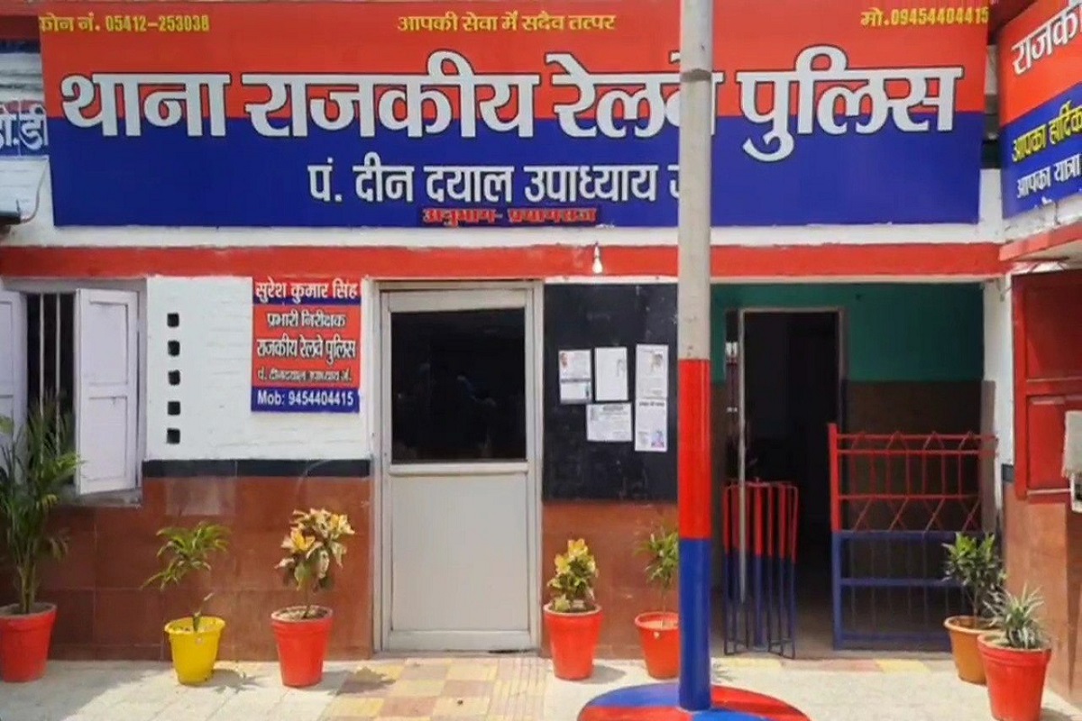 Chandauli news: प्रेम प्रसंग के चक्कर में रेल की पटरियों पर लेट गया प्रेमी,
सामने से आ गयी ट्रेन और…