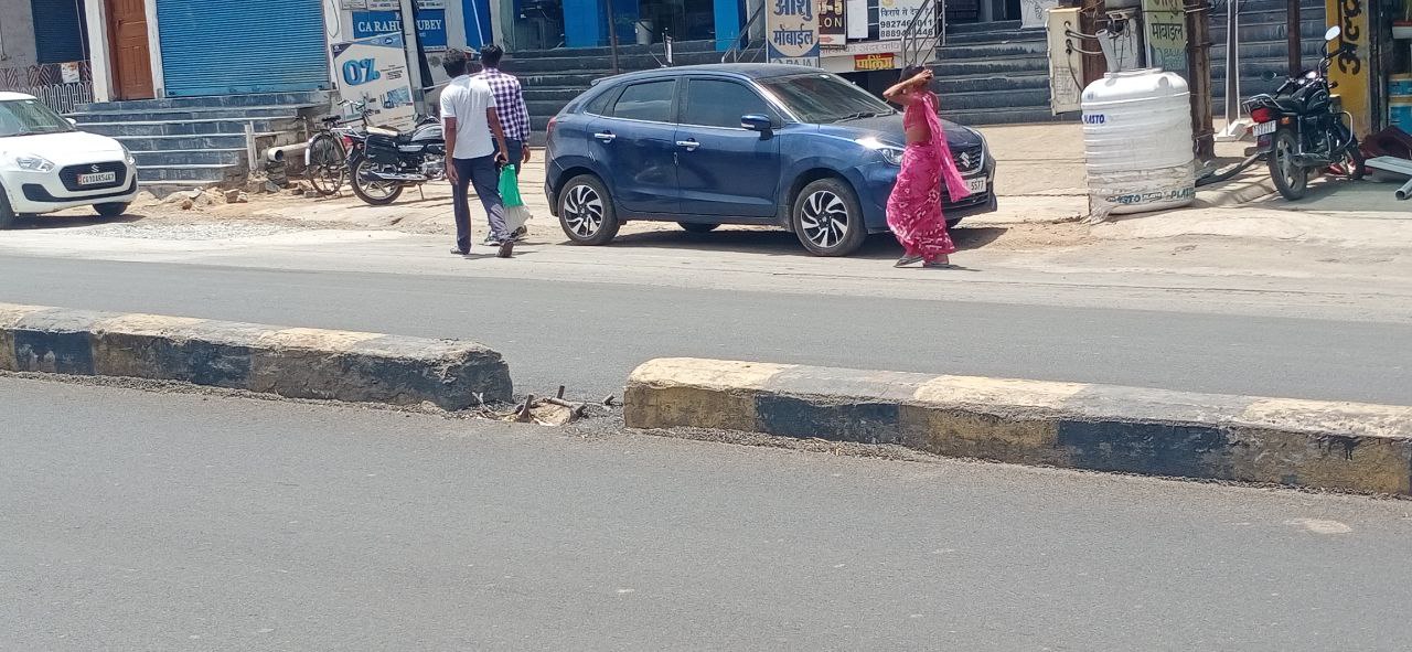 डिवाइडर के साथ रेलिंग भी टूटी, लोग हो रहे हादसे का शिकार, सारा ध्यान सिर्फ
स्मार्ट सिटी प्रोजेक्ट पर