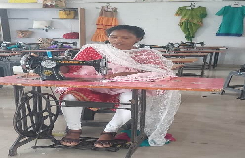 CG Achievement: कभी सिर पर ढोया बोझा, अब खोलेंगी बुटीक, दुर्गा कंवर की प्रेरणा
देने वाली कहानी