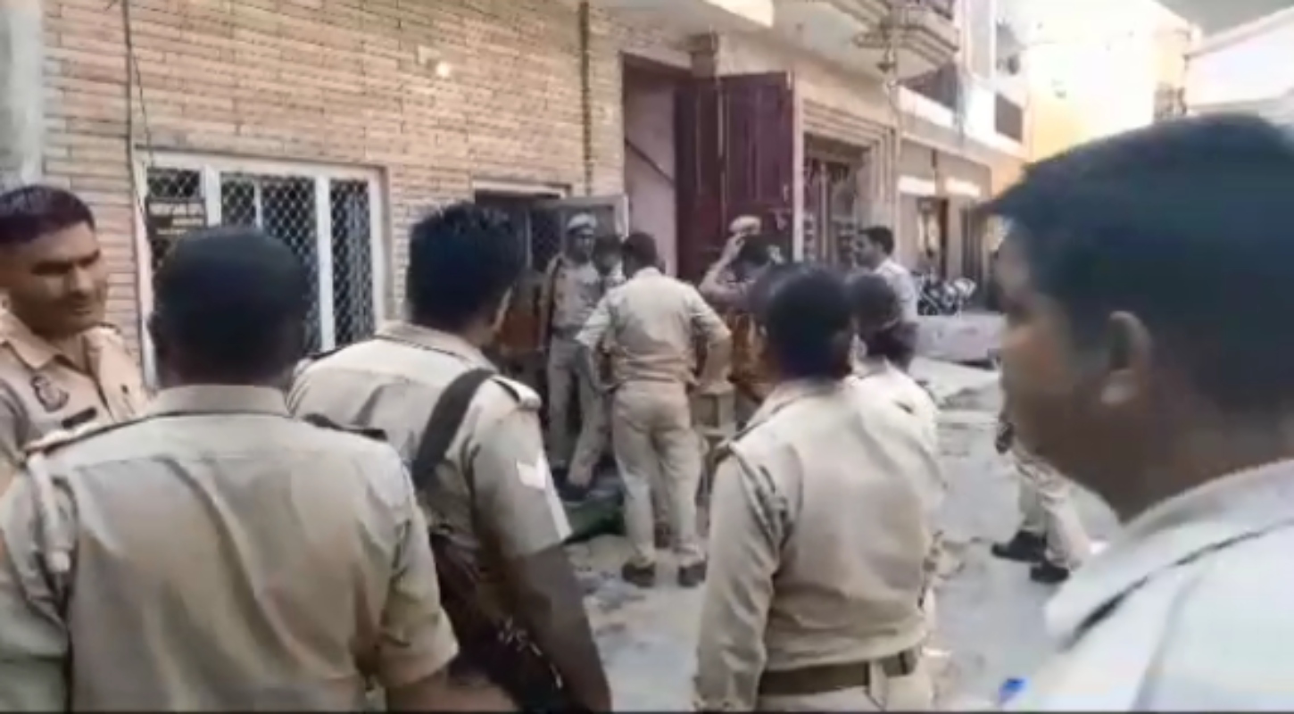 Meerut News: यौन शोषण का आरोपी मेरठ बार एसोसिएशन का पूर्व उपाध्यक्ष फरार, पुलिस
की ताबड़तोड़ दबिश; देखें वीडियो