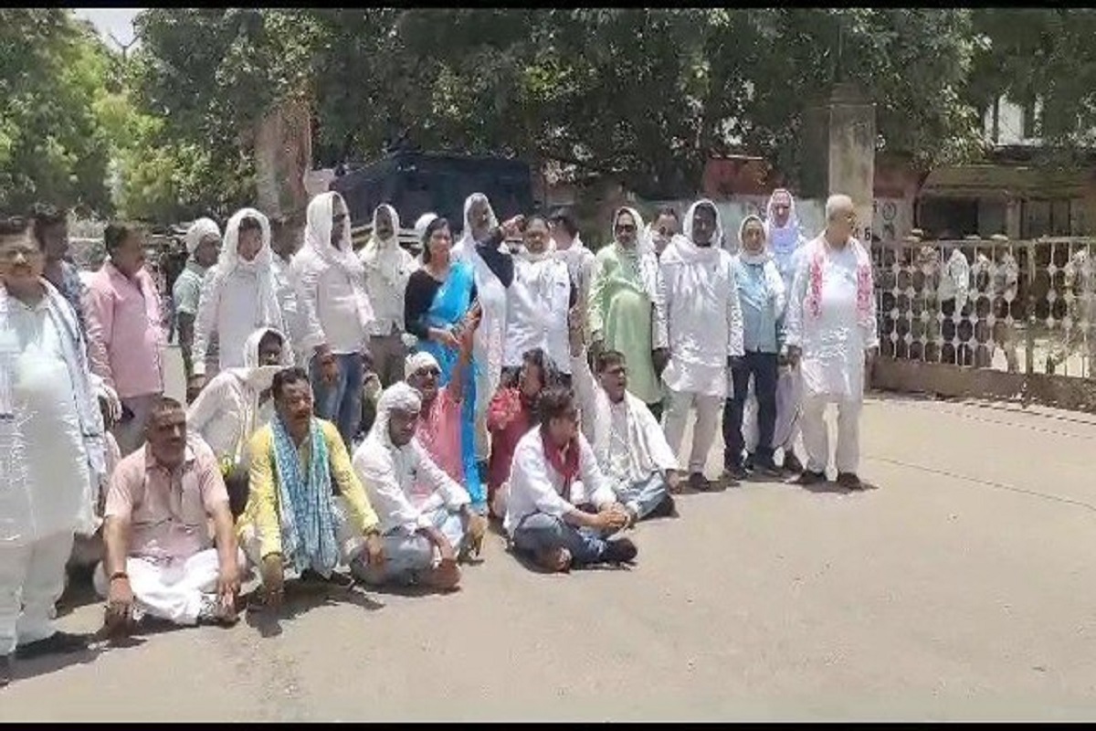 Mirzapur video: जिला सहकारी बैंक चेयरमैन चुनाव में नामांकन से रोकने पर सपा का
हंगामा, पुलिस से हुई जमकर नोकझोक, देखें वीडियो