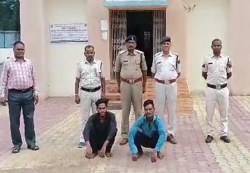 शादीशुदा लडक़ी से 2 युवक कर बैठे प्यार, फिर एक ने दूसरे की हत्या की और पत्थर
बांधकर महान नदी में फेंक दी लाश - image