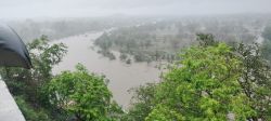 Cyclone Biparjoy : गोमती नदी राजसमंद झील से अब चंद किलोमीटर दूर, इंतजार कर रहे
लोग - image
