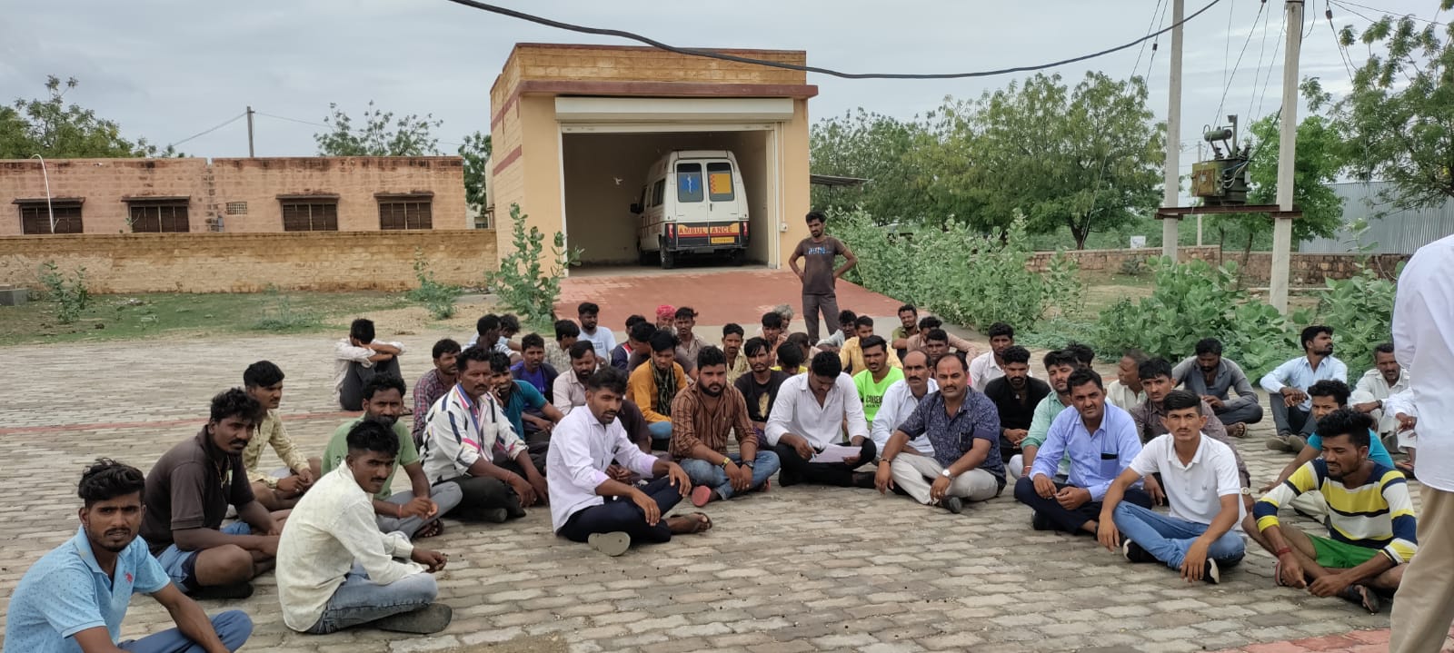 watch video onspot : गड्ढ़े में भरे पानी में डूबने से मासूम की मौत, धरना शुरू