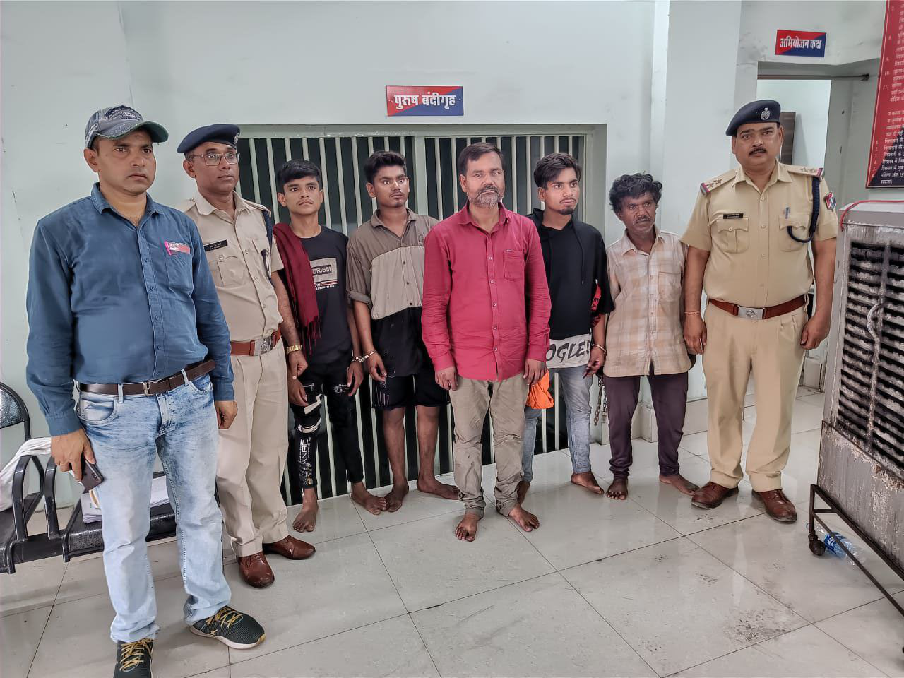 स्टेशन से 24 रेल लाइन उठा ले गए चोर, नकटीखार में काटकर कबाड़ी को 15 रुपए किलो के
भाव से बेचा