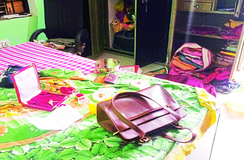 बढ़ती चोरियों के आगे पुलिस नाकाम, ग्रिल काटकर चोर ले गए नकदी व जेवरात