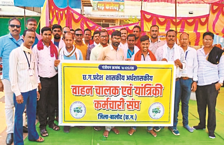 हम भी हैं शासन का हिस्सा पर कोई नहीं सुनाता, आखिर क्यों है इस विभाग के कर्मचारी
सडकों पर उतरने को मजबूर, जानिए वजह