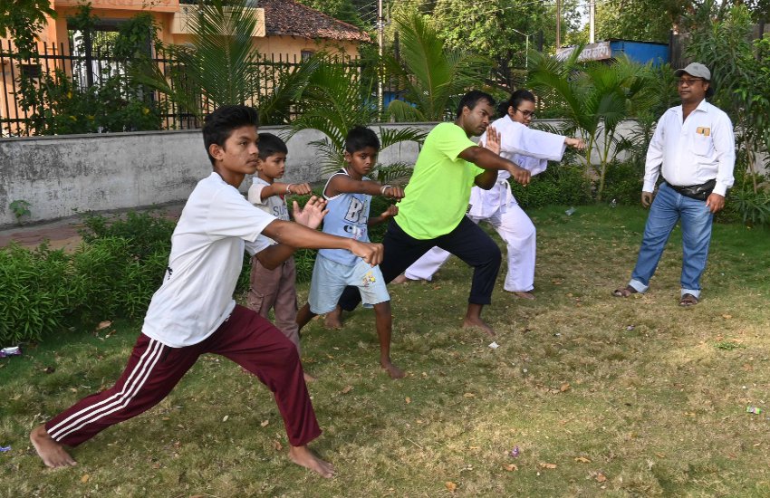 पत्रिका अमृतम जलम अभियान में दिखा सेल्फ डिफेंस की तकनीक