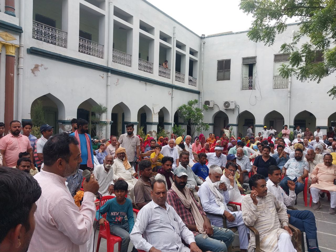 ऐसा क्या हुआ कि विधायक गौड़ के खिलाफ उतरे सड़कों पर