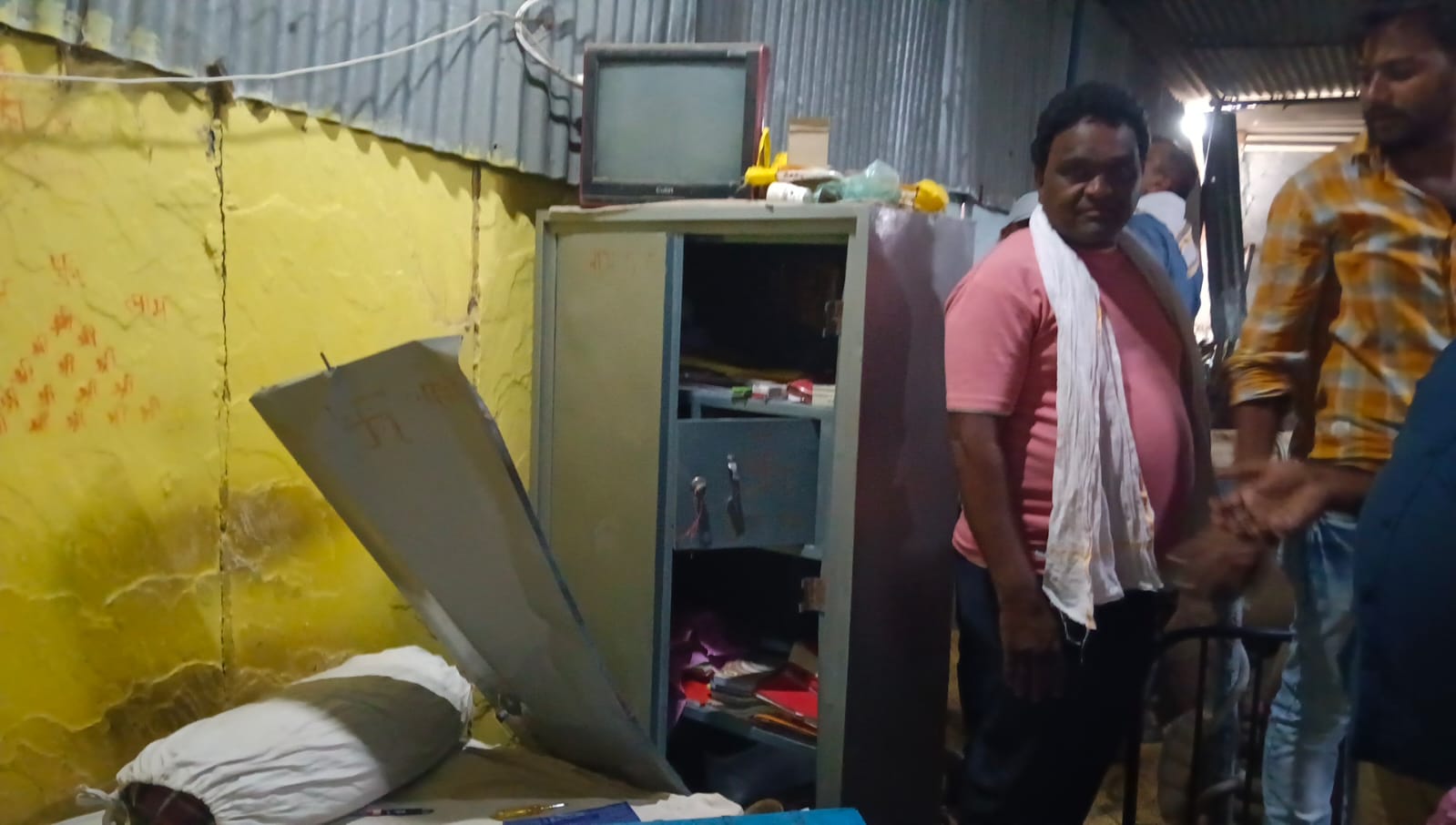 Video: चद्दर तोड़कर मंडी व्यापारी की दुकान में घुसे चोर, रुपए किए चोरी