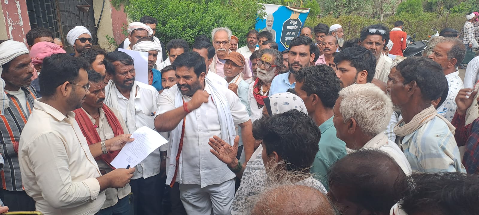 Video: प्रीमियम राशि के बराबर भी नहीं दिया बीमा, 50 और 100 रुपए आए खाते में
