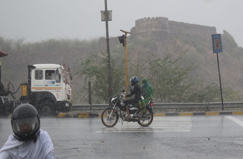 चक्रवात बिपरजॉय धौलपुर में भी दिखा रहा असर,दिनभर रिमझिम, शाम को झमाझम….देखें
वीडियो