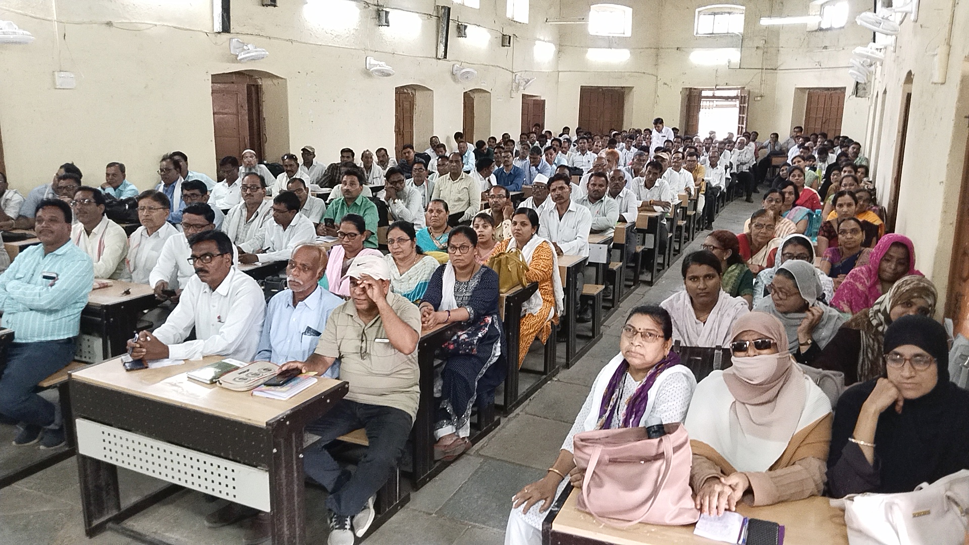 स्कूल के पहले दिन माथे पर तिलक, गुलाब का फूल देकर होगा स्वागत