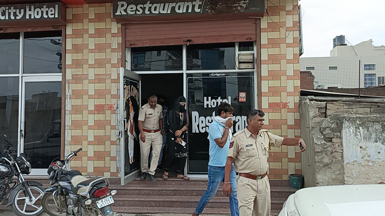 ऐसा मच रहा था होटल व गेस्ट हाउस में हो-हल्ला, पुलिस पहुंची तो झाडऩे लगे ‘पल्ला’