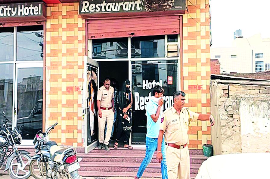 गेस्ट हाउस में चल रहा था ऐसा खेल, अब जाएंगे जेल … देखे वीडियो