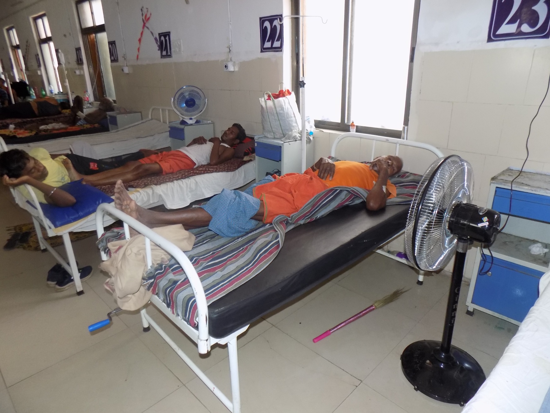 जिला चिकित्सालय में उमस भरी गर्मी से मरीज परेशान, बिना पानी के चल रहे कूलर
एक्झास्ट भी बंद
