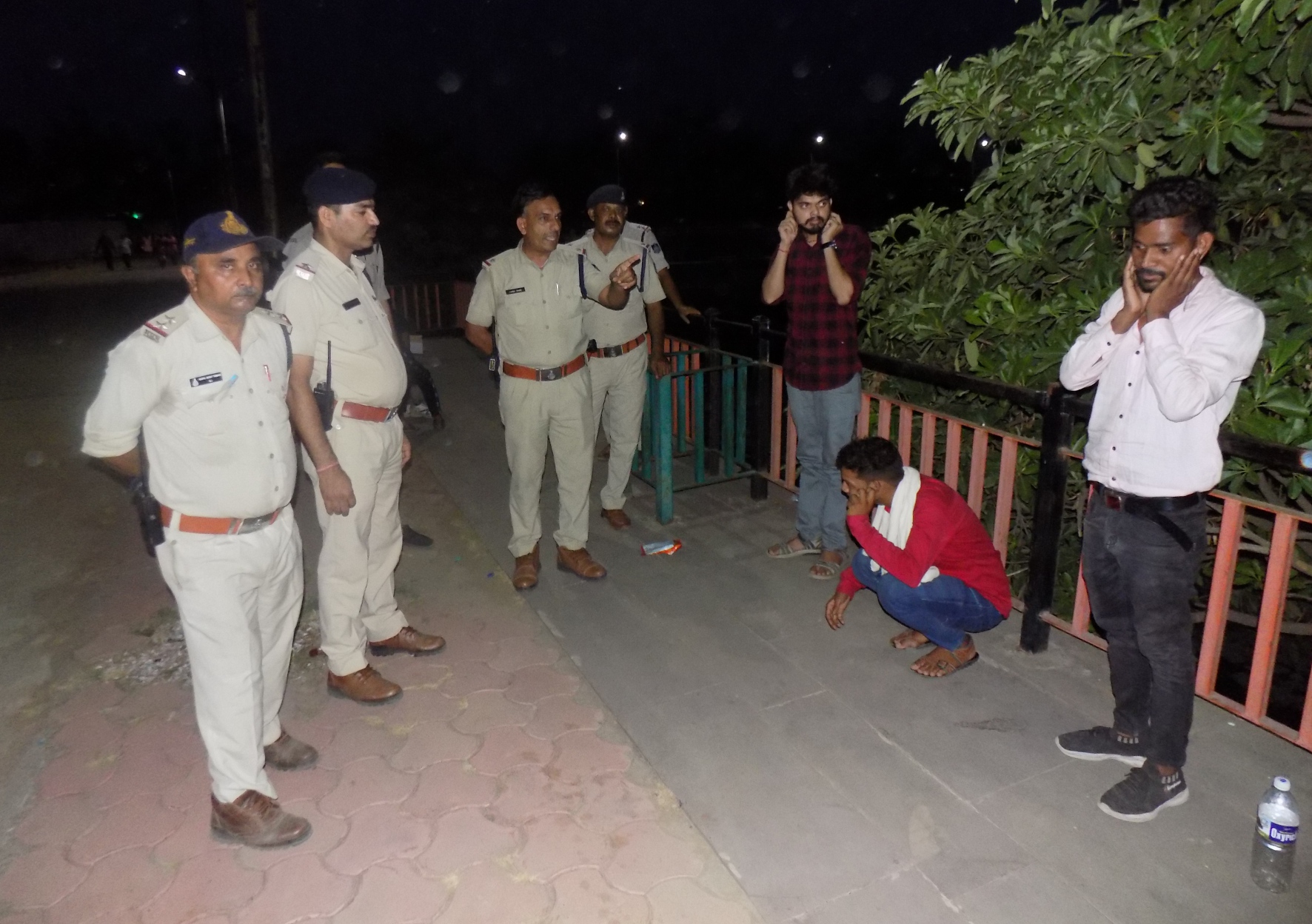Video Story:- तालाब में मजनुओं का कराई उठक बैठक