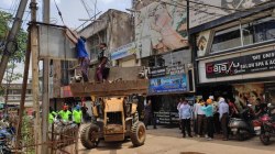 Look .. अवैध होर्डिंग को हटाने निगम ने चलाया अभियान - image