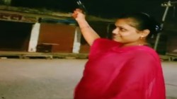 फिल्मी स्टाइल में महिला नेत्री ने बीच सड़क किया कई राउंड फायर, केस दर्ज हुआ तो … - image