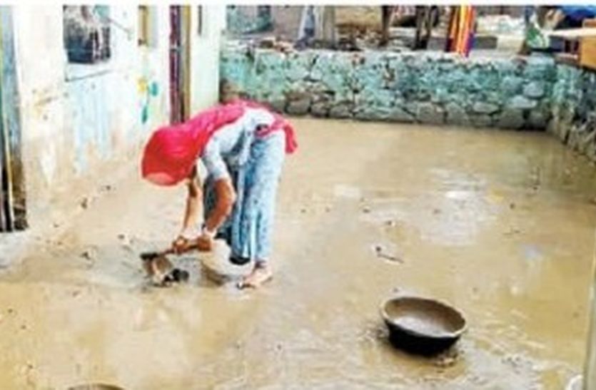 चक्रवाती तूफान से 300 घरों-दुकानों में घुसा पानी