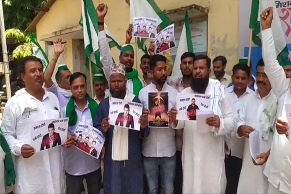 Video: फिल्म आदिपुरुष को लेकर लखनऊ में मनोज मुंताशिर के खिलाफ किसानों ने किया
विरोध प्रदर्शन