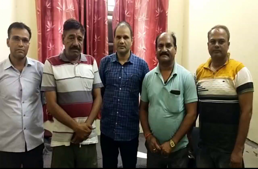 एक लाख मांगे थे तीस हजार रुपए रिश्वत लेते पकड़ा