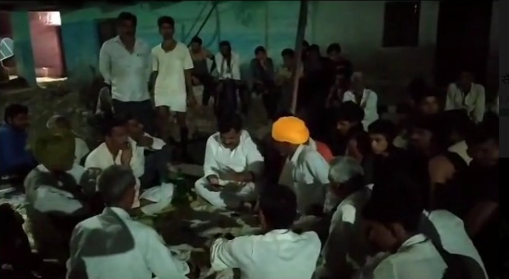 रतलाम में विधायक को गांववालों ने रातभर रोके रखा, नहीं जाने दिया घर