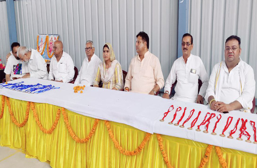 मेहमान खिलाड़ी मेजबान पर भारी,ट्राफी तथा मेडल पाकर हर्षाए चेहरे