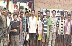 पुलिस अंकल ने बच्चों को गिनाए तंबाखू और गुड़ाखू के नुकसान, गिफ्ट में मिले
बिस्किट और चॉकलेट - image