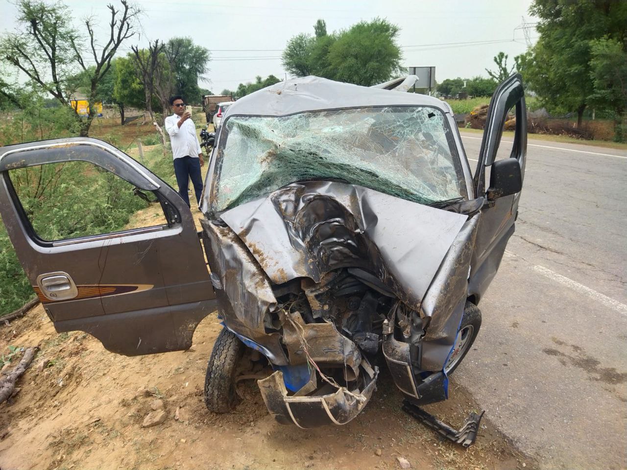 दौसा. चालक को आई नींद की झपकी, अनियंत्रित होकर कार खाई में पलटी, नौ जने घायल