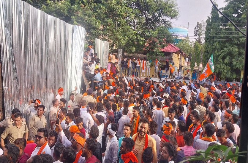 CG-PSC सड़क पर संग्राम: तेजस्वी सूर्या बोले- सरकार बनी तो कराएंगे CBI जांच, इधर
हजारों कार्यकर्ता बैरिकेड को तोड़कर आगे निकले
