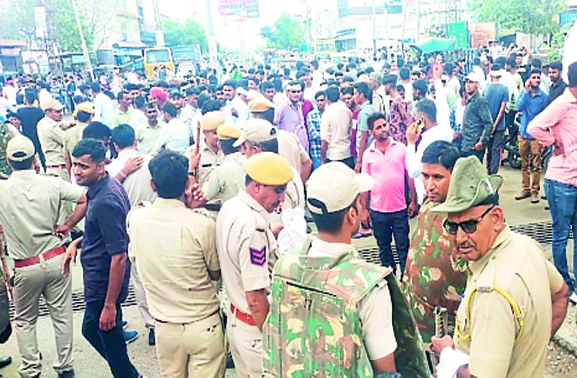 विवाद पर डीजे को किया जब्त, विरोध करने पर पुलिस ने किया लाठीचार्ज