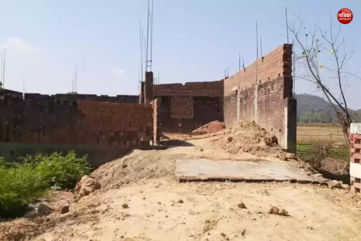 Chandauli news: चकिया में दबंगों का बोलबाला, पोखरे की जमीन पर हो रहा है अवैध
निर्माण